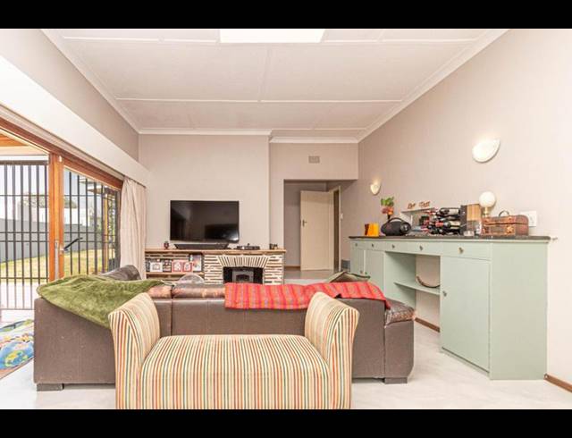 7 BEDROOM HOUSE FOR SALE IN BRYANSTON